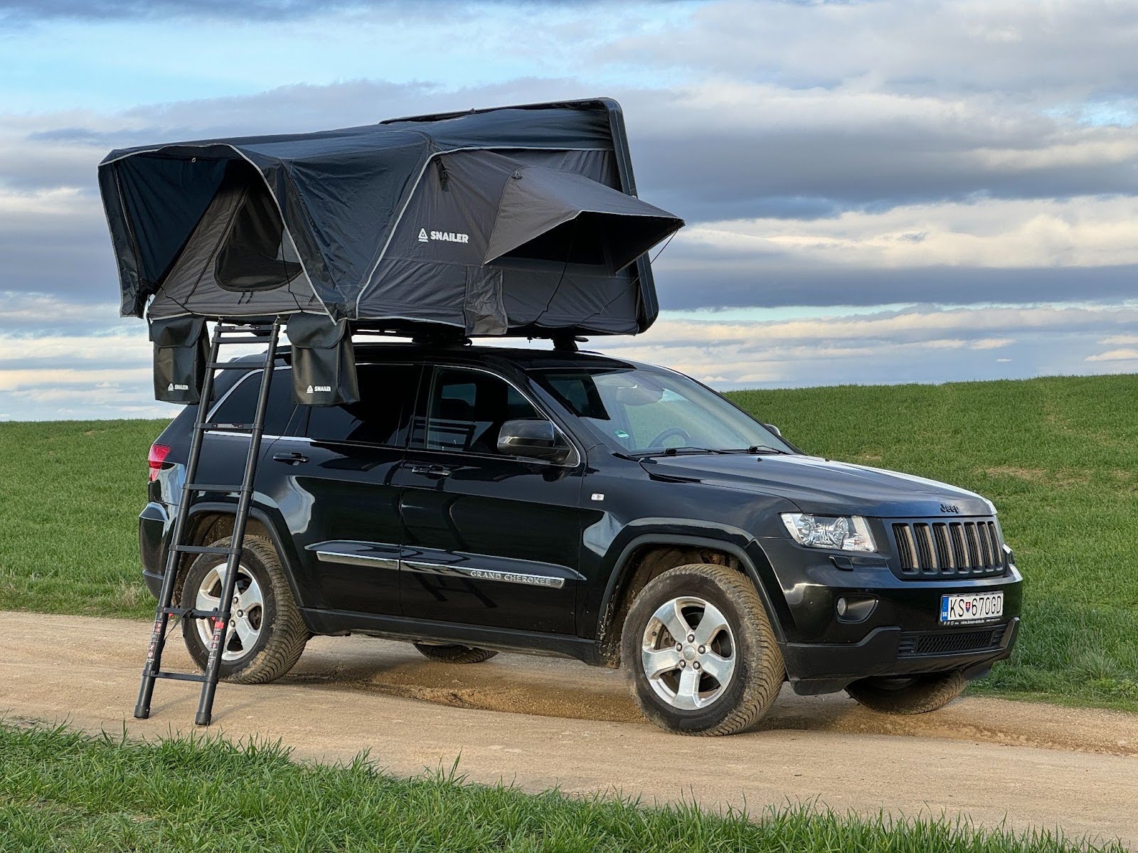 Tenda da tetto con apertura laterale (SNAILER Abis) montata su una Jeep Grand Cherokee