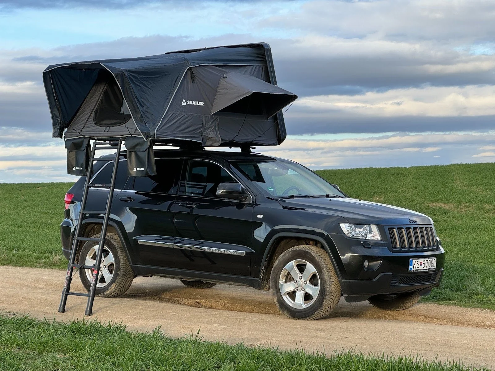 Tenda da tetto con apertura laterale (SNAILER Abis) montata su una Jeep Grand Cherokee