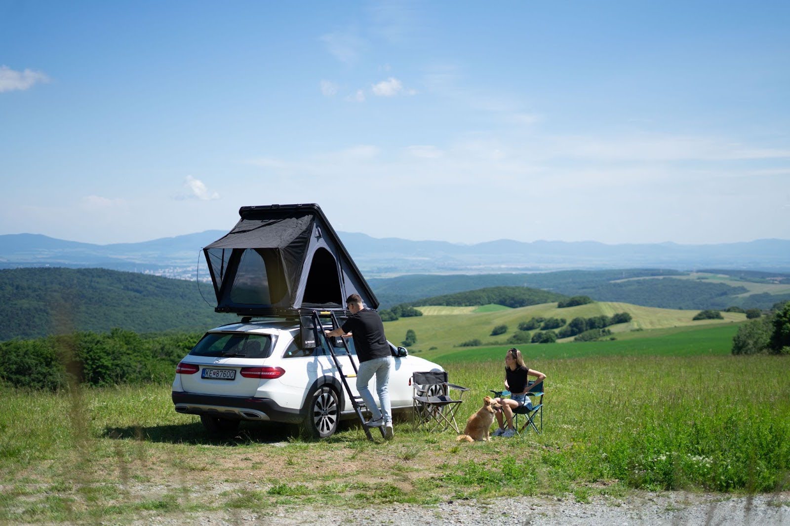 Tenda da tetto SNAILER Alduo montata su una Mercedes Classe E All-Terrain nella natura della Slovacchia orientale