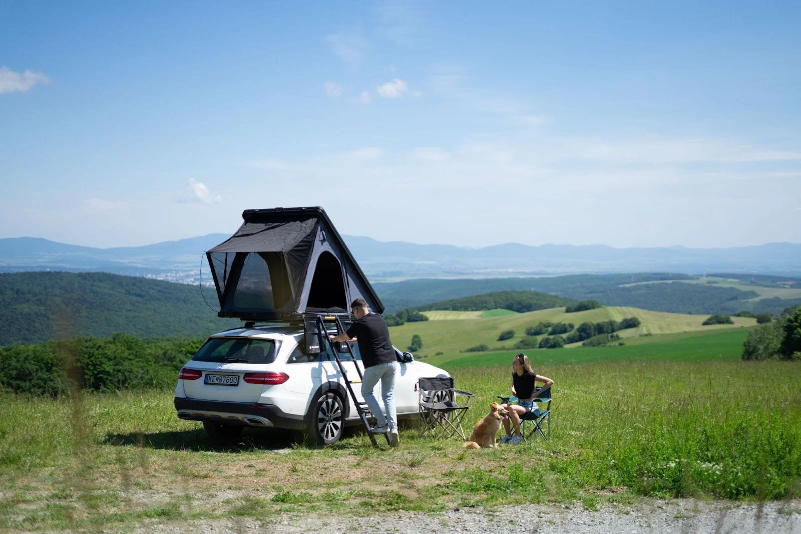 Tenda da tetto SNAILER Alduo montata su una Mercedes Classe E All-Terrain nella natura della Slovacchia orientale