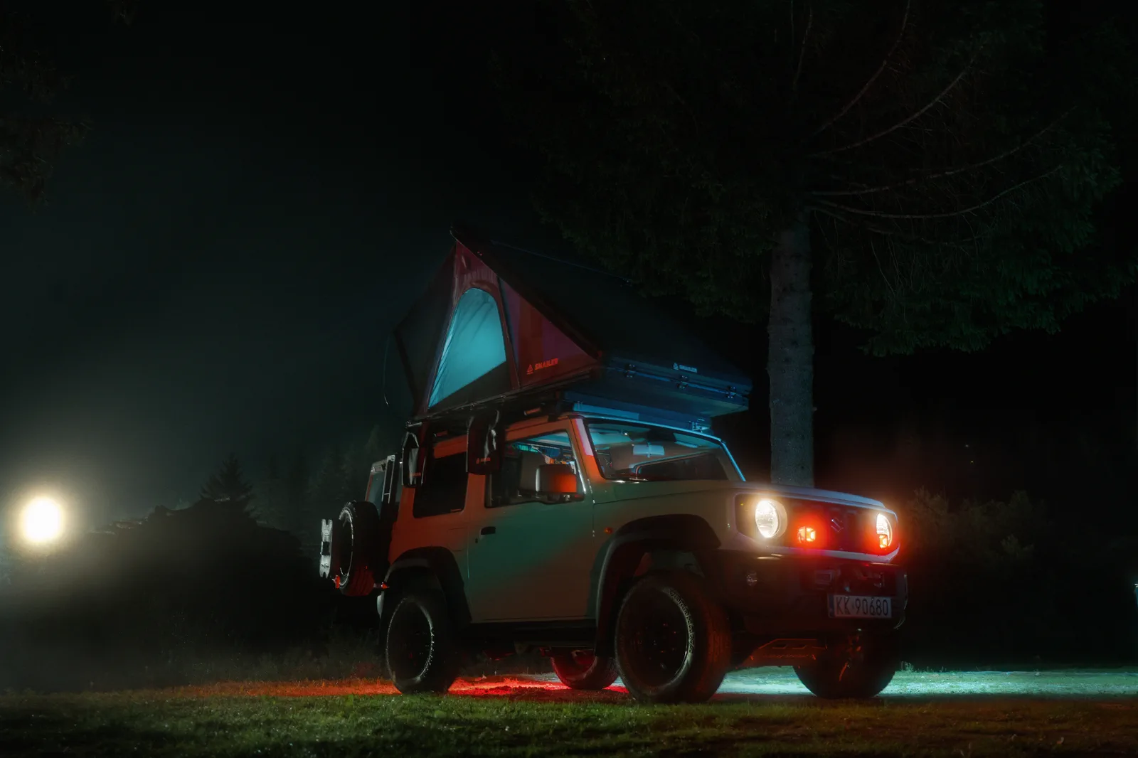 Fuoristrada con tenda da tetto SNAILER illuminata di notte