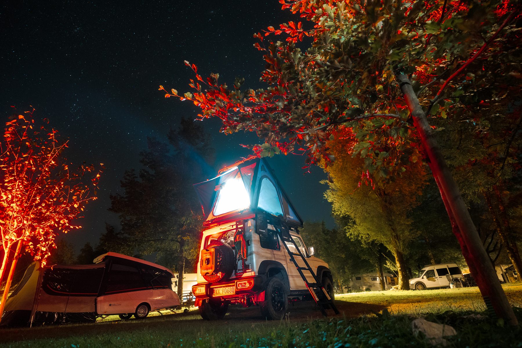 Tenda da tetto Snailer illuminata in campeggio di notte